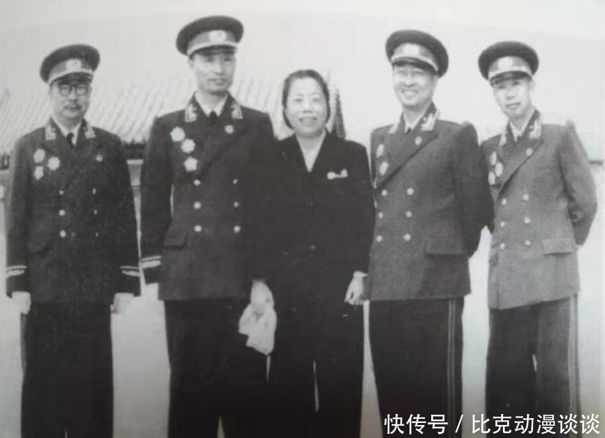 双拐|彭老总病重住院，这位上将拄着双拐去探望，哨兵呵斥他，不让进门