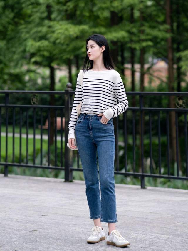 牛仔裤|想要搭配出氛围感其实很简单,条纹衫配牛仔裤简约利落,高级时髦
