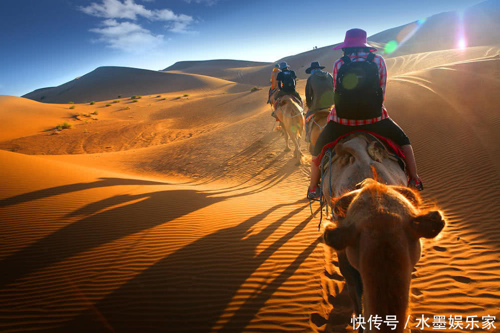 腾格里沙漠月亮湖|中国第四大沙漠，苍天圣地腾格里沙漠给你一次心灵的朝圣