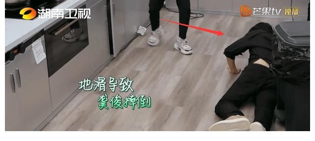 節目組|《中餐廳》暴露安全隱患，龔俊摔倒意外受傷，粉絲的反應讓人意外