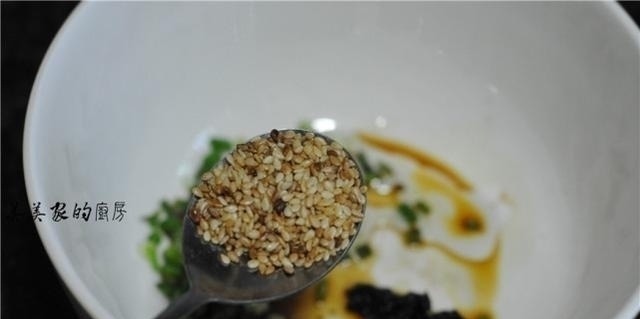 馄饨汤这么调,简单好味道,几种调料,开水一冲,比骨头汤还鲜