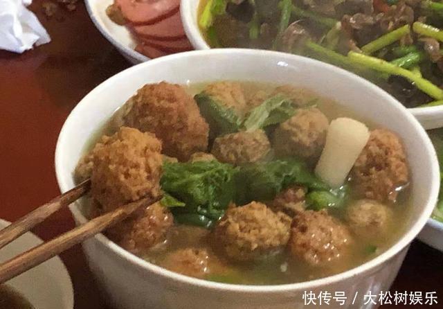 回婆家过年,弟媳妇做了一桌接地气的饭菜,网友:这才是家的味道