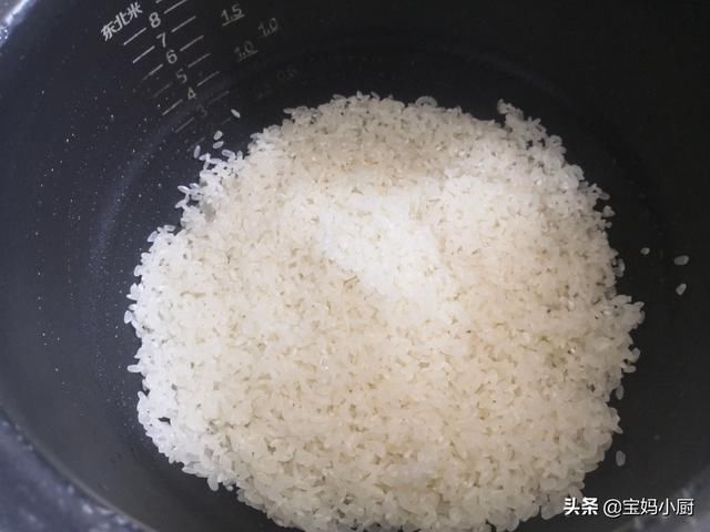 焖饭|夏季厨房热，宝妈给家人做营养一锅出，有肉有菜有主食，太香了