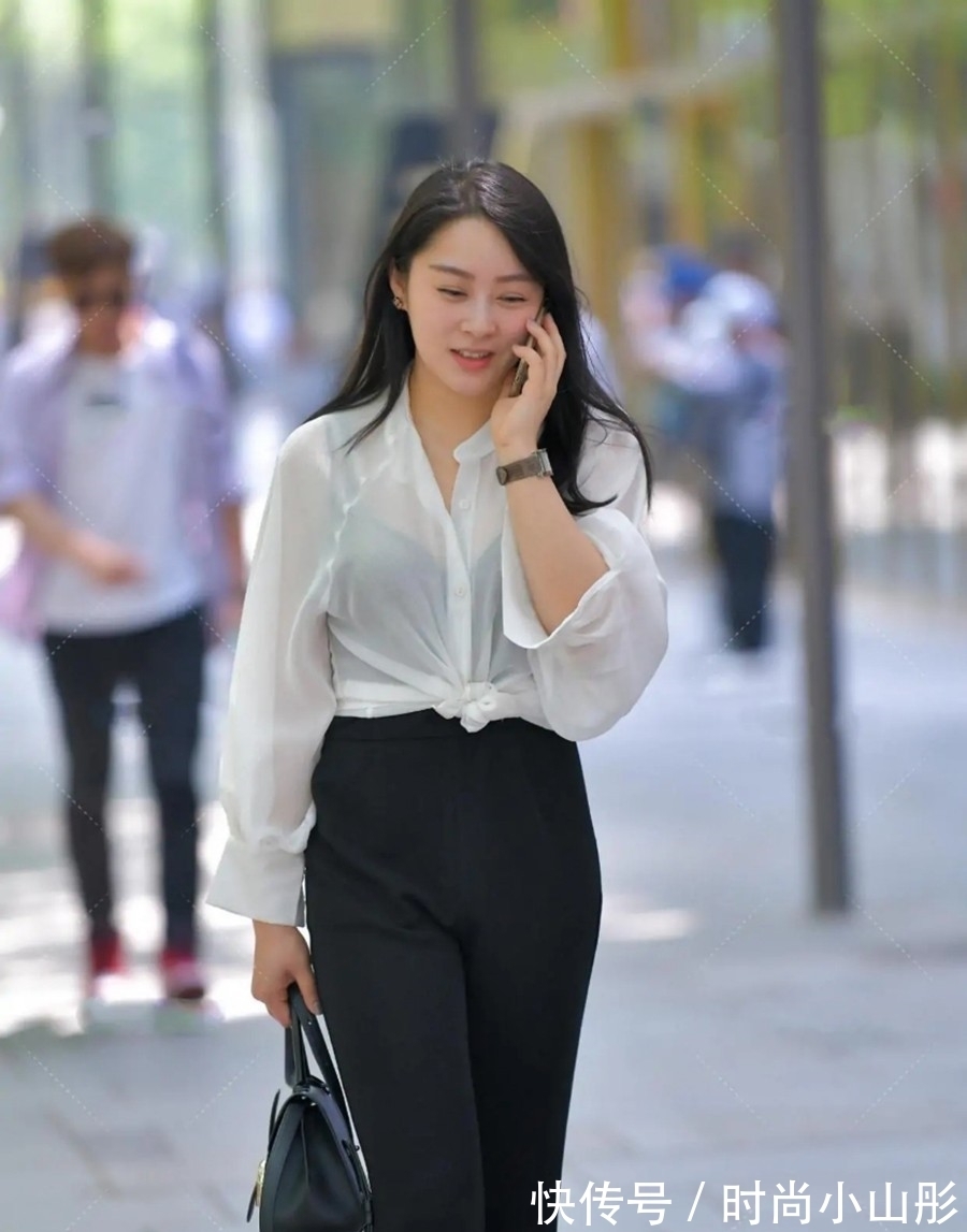 黑裤子 白色外套+阔腿黑裤子,休闲又干练,修身效果也不错哦!