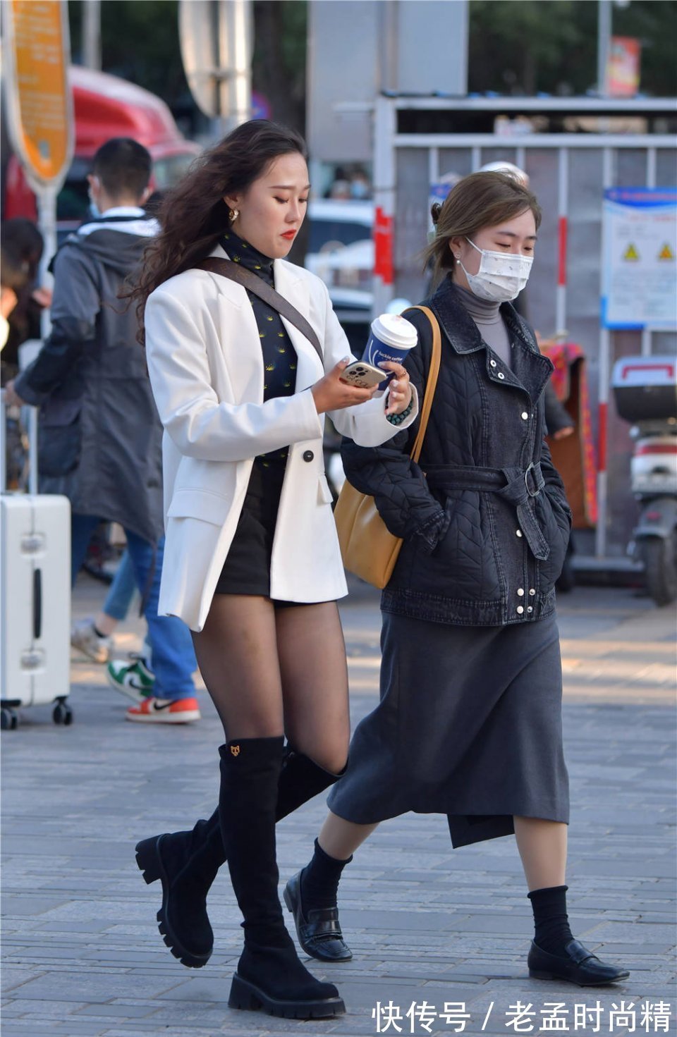 美女 街拍:小姐姐黑丝袜配上中筒靴,结合短裙更加自然,展现女性魅力