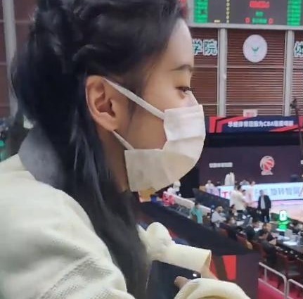 郭艾伦|郭艾伦迎喜事?赛场与女艺人聊天停不下来,球迷:你俩原地结婚吧