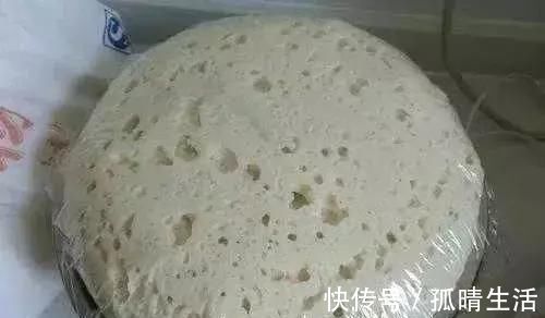 无论蒸馒头还是包子发面只加酵母是大忌。多加3样,分分钟溢盆!