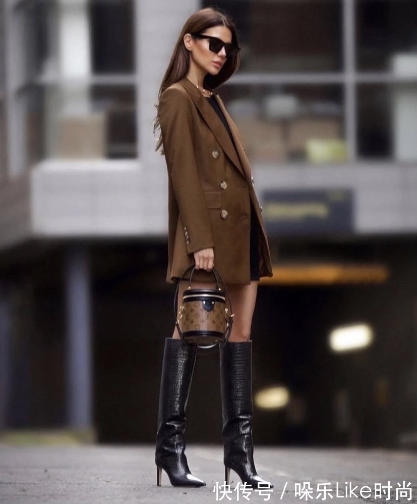 黑色 满满的高级氛围感!咖色+黑色,让冬季穿搭更简约摩登