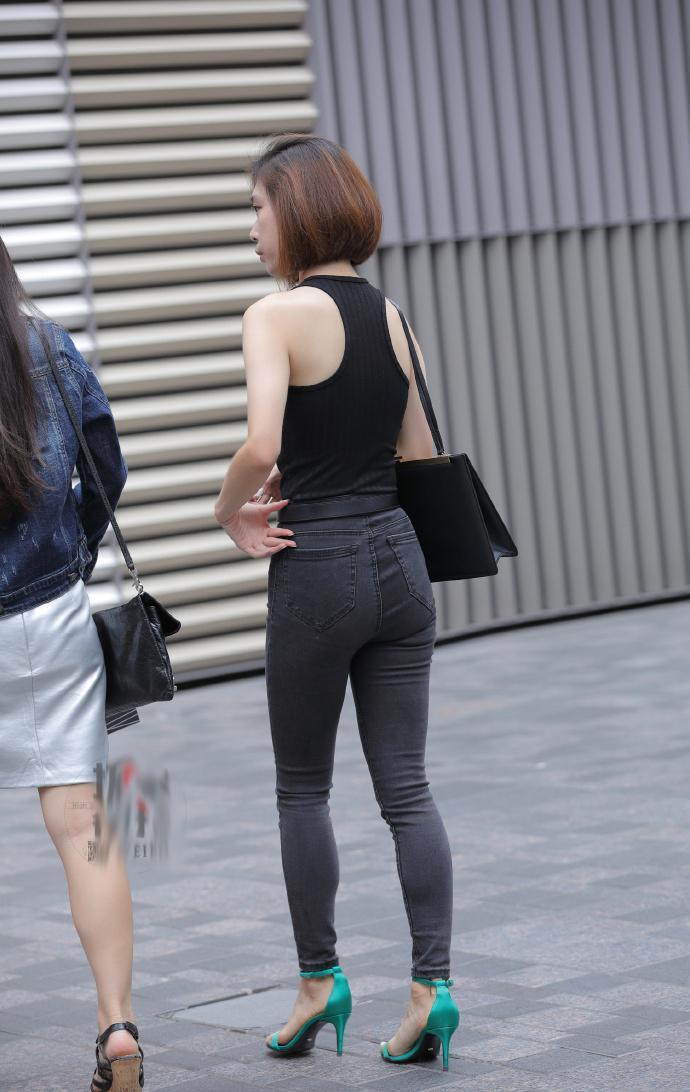 舒适|街拍穿牛仔裤的装扮去上班都显得很有大气稳重感!