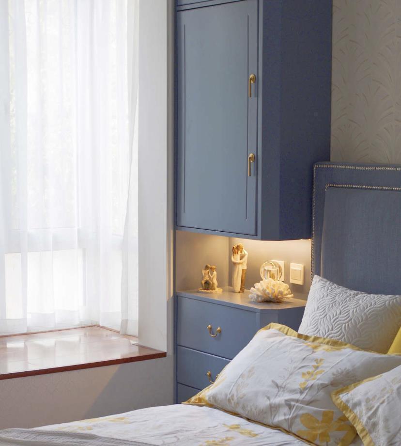 床头柜|卧室太小放不下床头柜?学学人家这样设计,比床头柜还实用!