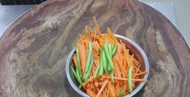 大厨|大厨分享一道“胡萝卜炒千张”,清淡爽口又营养,全家老少都爱吃