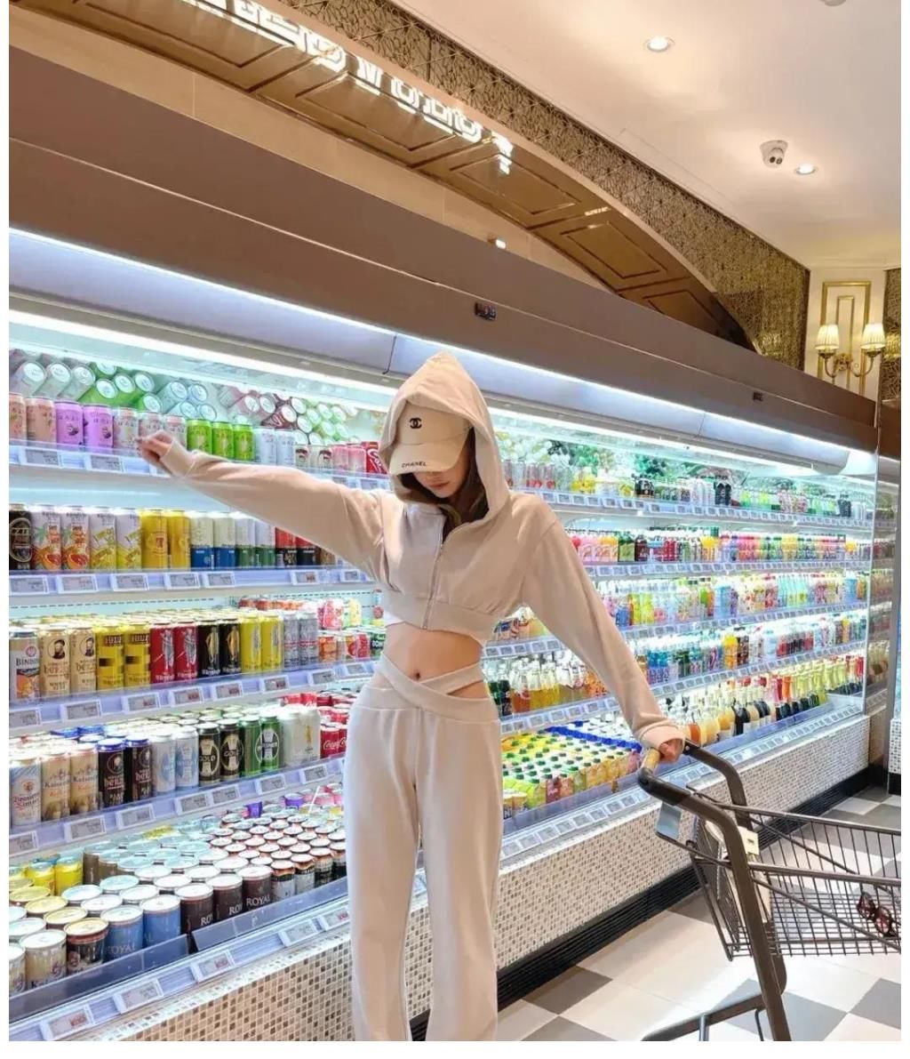 小吊带|食色101——美女穿搭7 白色小吊带与灰色短款带帽卫衣和条带裤头运动裤