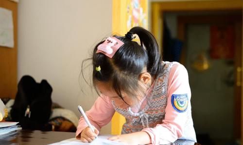 小学生“狂草”字体走红，字迹潇洒，老师：你是我成功路上的槛