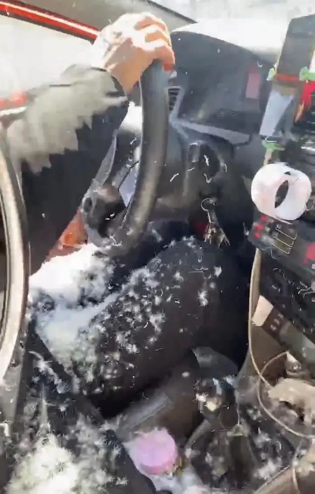 安全座椅 “爆款!”女子打车时羽绒服爆炸!羽毛满车飞