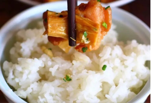 阵阵飘香的蒜香腐竹烧肉,吃过一次就忘不了