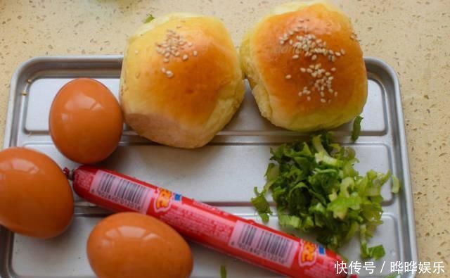 2个吐司面包3个生鸡蛋,做小孩最喜欢的早餐饼,比比萨简易多了