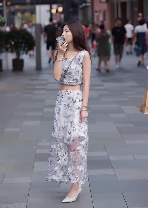 衣服|妹子是掉“下水道”了衣服上脏兮兮的,也不嫌“刺鼻”