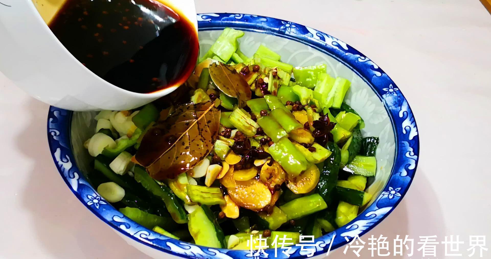 腌黄瓜，别只放盐杀水了，教你饭店做法，酸辣脆嫩，放一年不坏