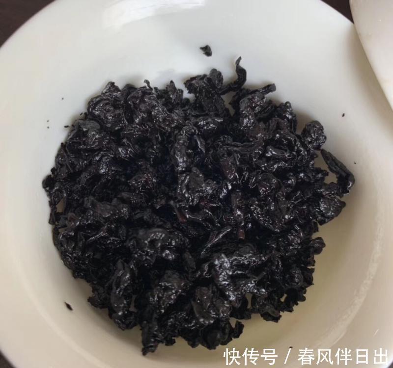 喝剩的茶叶捂一捂,掺到土里肥效足,花儿长得旺