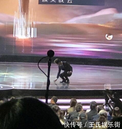 何炅|何炅金鹰奖再现高情商圆场,任达华打翻点心,何老师的反应和修养令人叫绝