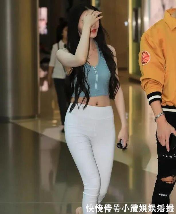 显瘦|白色牛仔裤“吃香”,贴身又显瘦,散发女性独特魅力