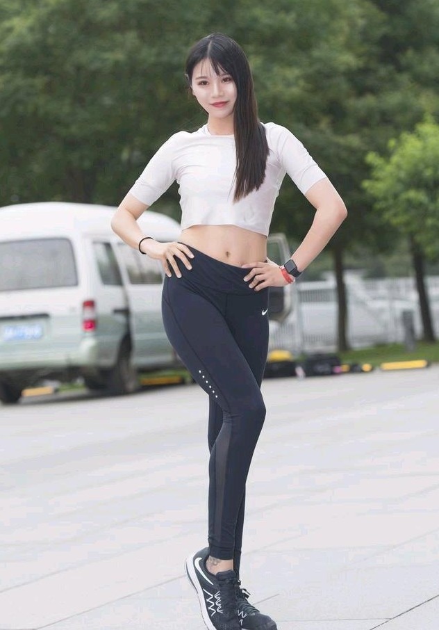 姜黄色 多肉女生就穿打底裤,“收胯提臀”尽显腰身,修饰身材,展现自己