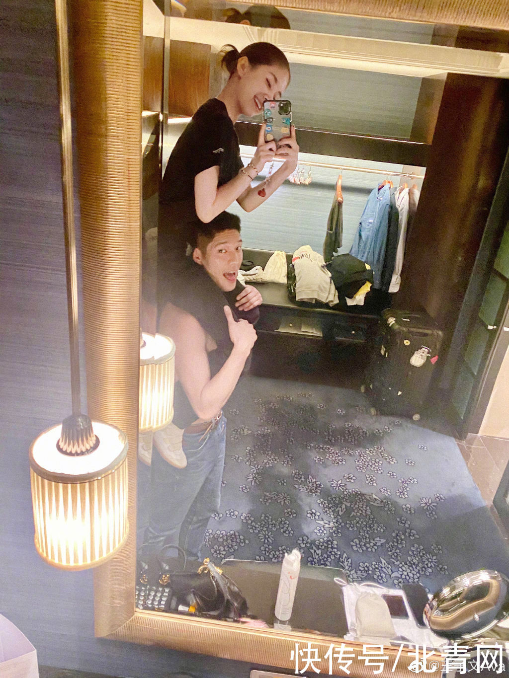 王子文骑赤裸上身吴永恩脖子上自拍 腿和男友胳膊一般粗