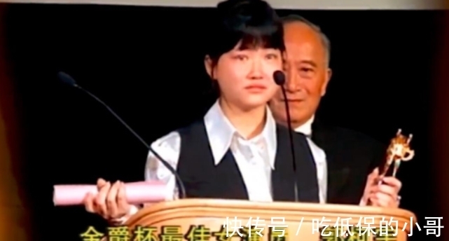 44岁女星自称是校花，在家全职10年没戏拍，离婚后租房一个人带娃