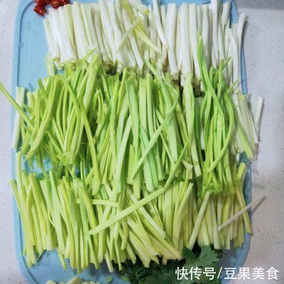 这道家喻户晓的蒜苗炒鸡蛋是怎么做的呢？