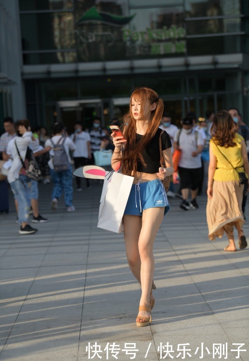 运动裤|小个子的时尚穿搭,双马尾搭配运动裤,轻松秀出“青春感”!