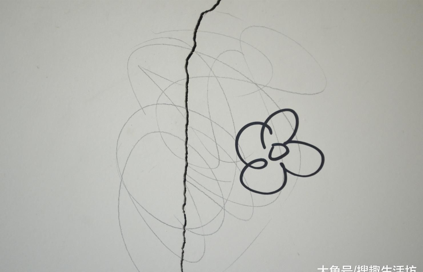 家里白墙不仅脏还有裂缝怎么办 用它涂一涂, 墙壁立马焕然一新