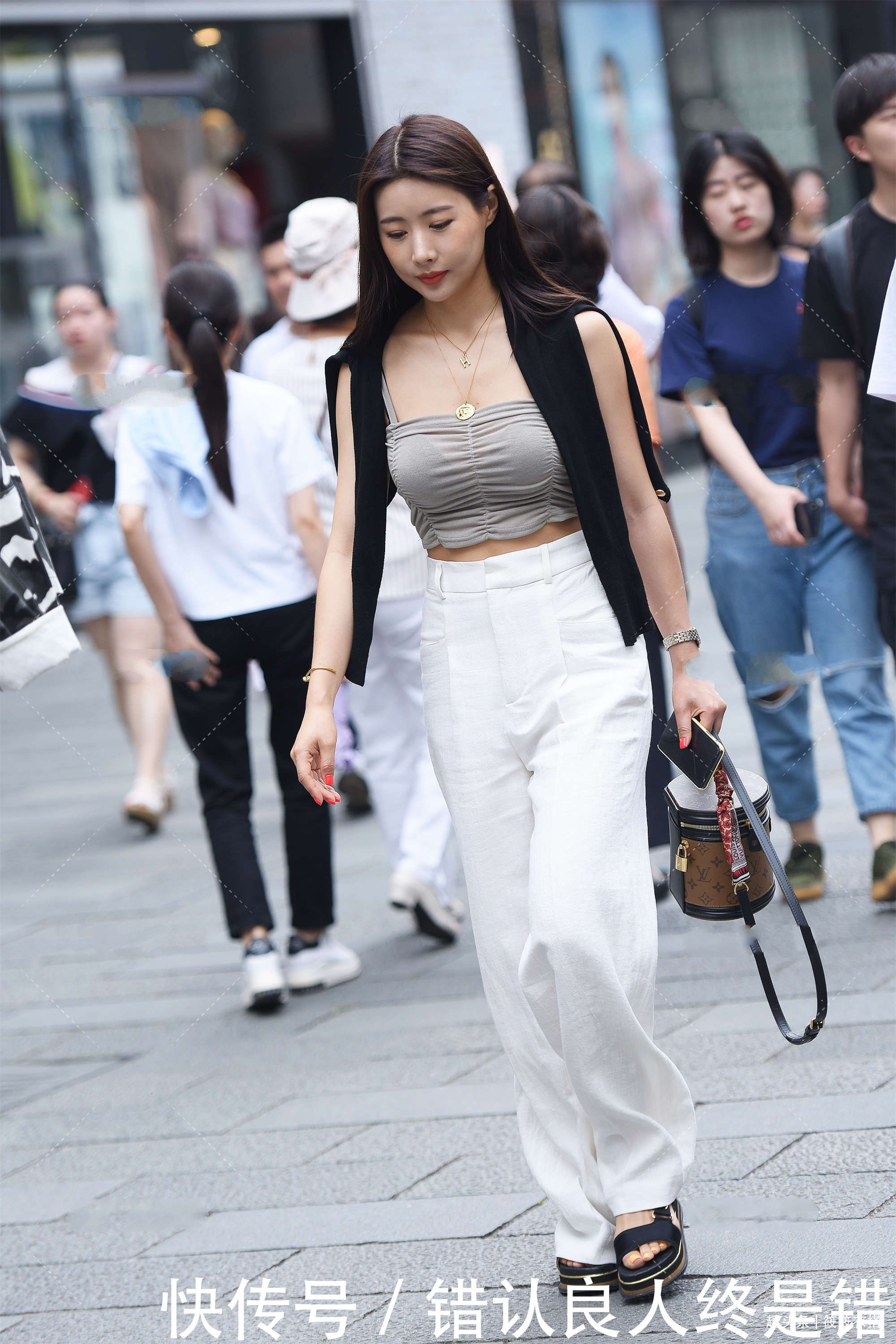 灰色和白系的组合搭配,显温婉恬静气质