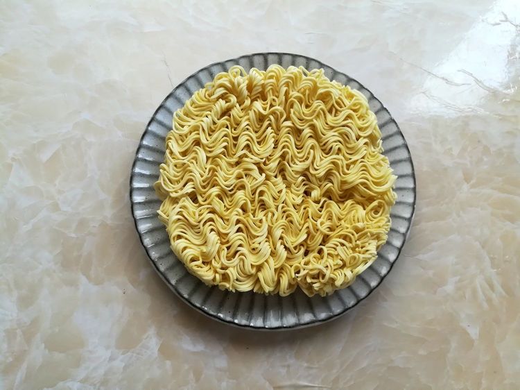 方便面还能煎着吃?带你解锁泡面的新吃法,好吃停不下来