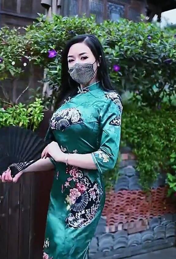 旗袍 绿色旗袍搭上高跟鞋,传递出东方女性韵味