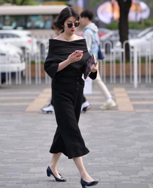 青春|美女街拍:碎花衬衣搭配淡粉色的短裤,青春靓丽,活泼可爱