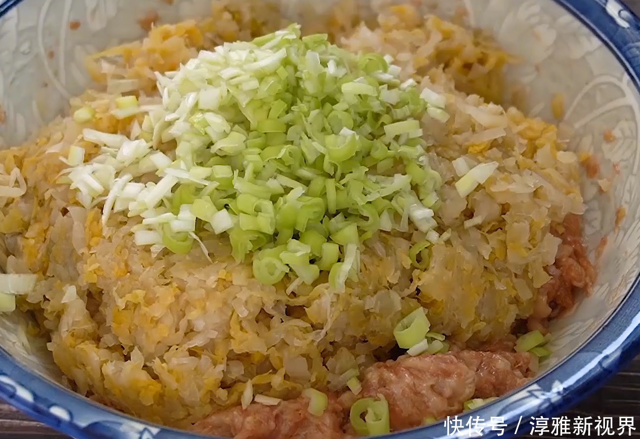 十足|用玉米面做菜饼子,外酥里软,馅料香味十足,我能吃5个,真解馋
