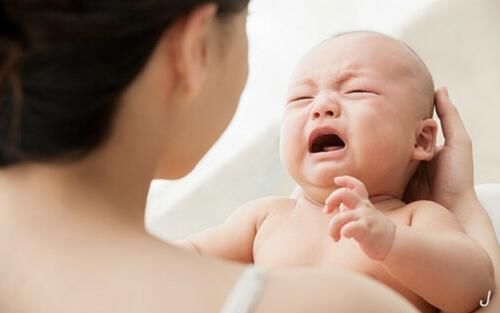孩子|妈妈喂奶玩手机，被指影响宝宝正常发育，这种坏习惯你还在做吗？