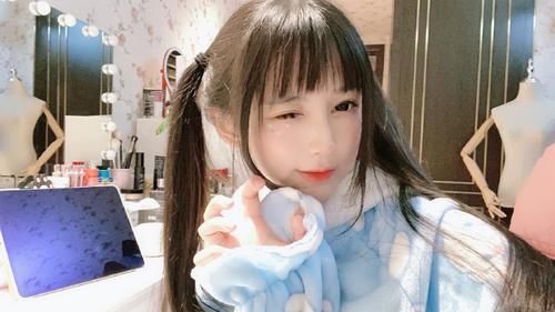 jk|蔡萝莉终于取下双马尾,乖巧女孩形象惹人喜爱,平时萝莉搞怪只是博眼球?