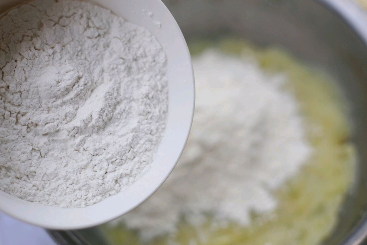 土豆别总炖了,做成奶香土豆饼,松软香甜,孩子很喜欢吃