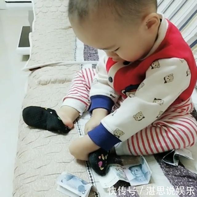 宝宝|妈妈将钱放在沙发上,宝宝接下来的动作,彻底出卖了爸爸