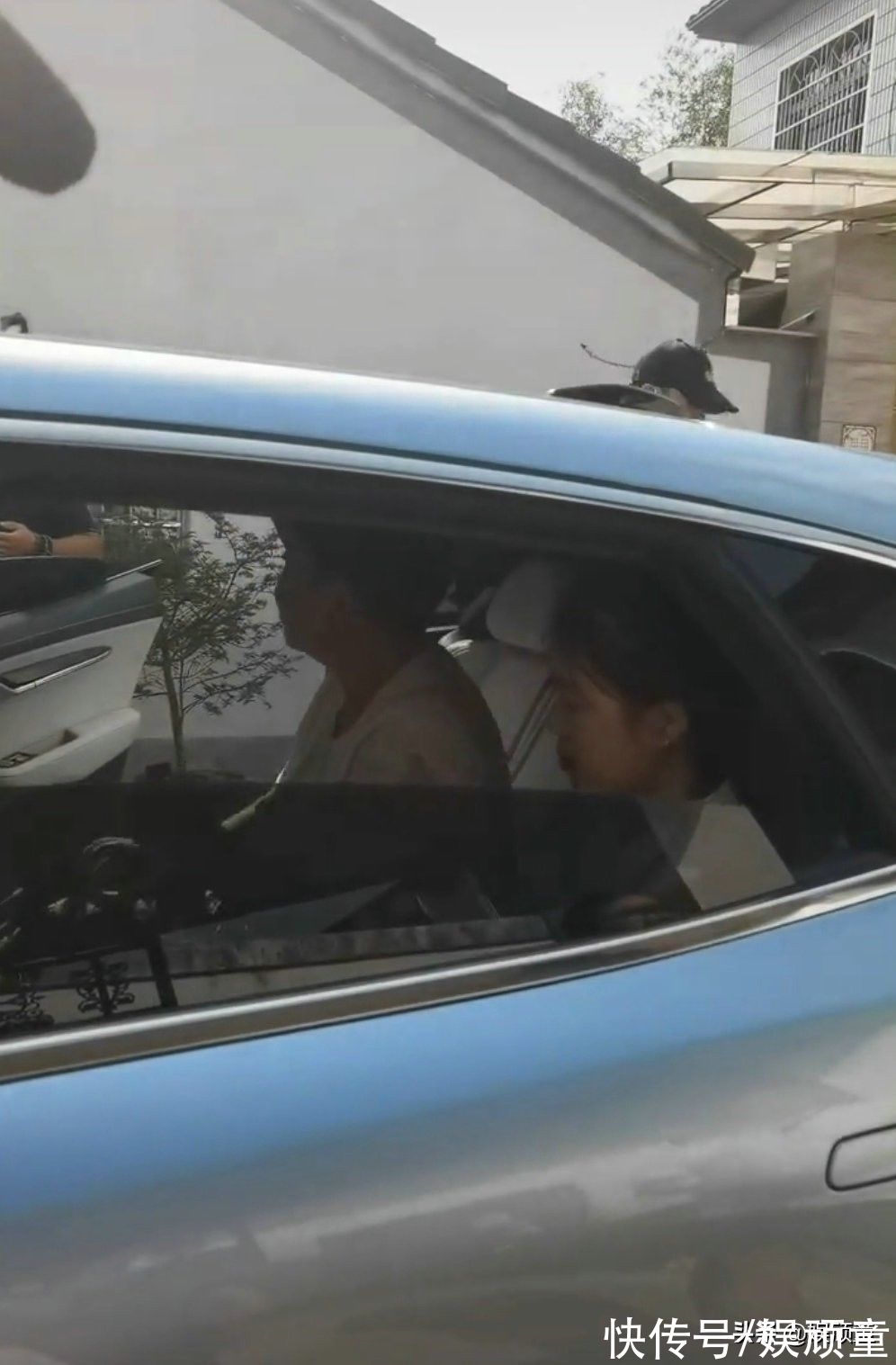 比赛|杨倩比赛结束后回老家，邻居太“热情”怼脸拍，杨倩表情引热议