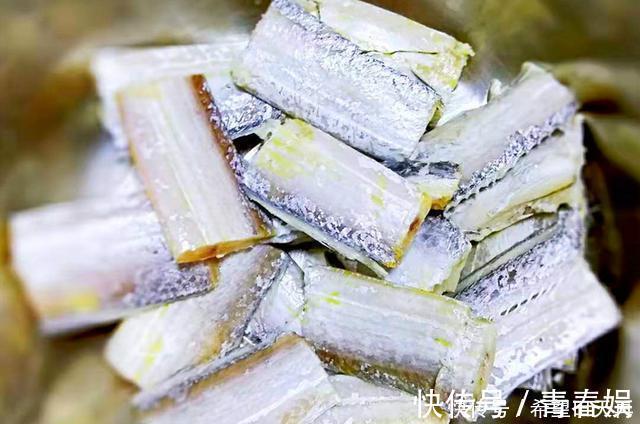 做带鱼时，直接清洗可不对，多加一勺它泡一下，洗得干净没腥味