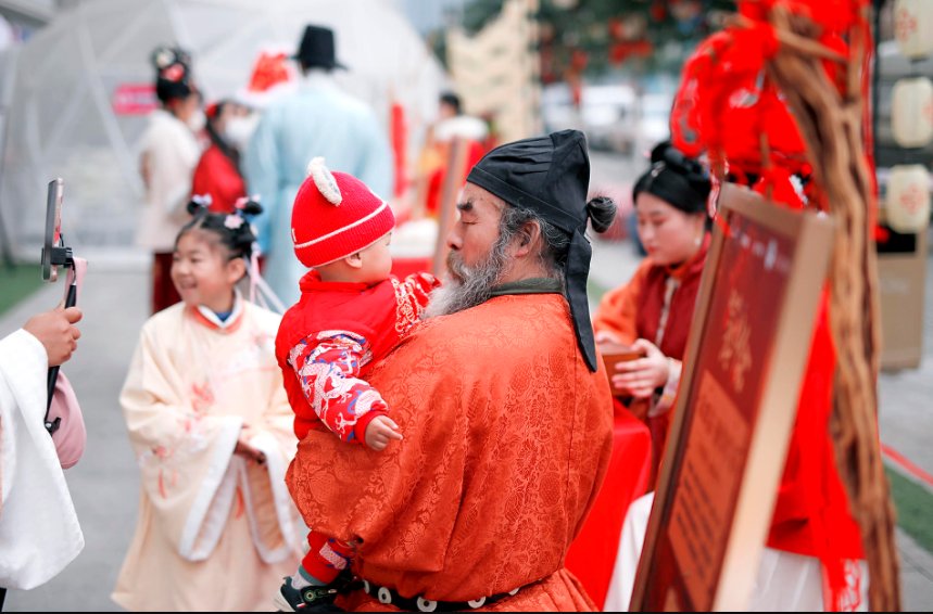 同心锁|同心锁、舞狮子、逛灯会...成都举办国潮汉风情人节