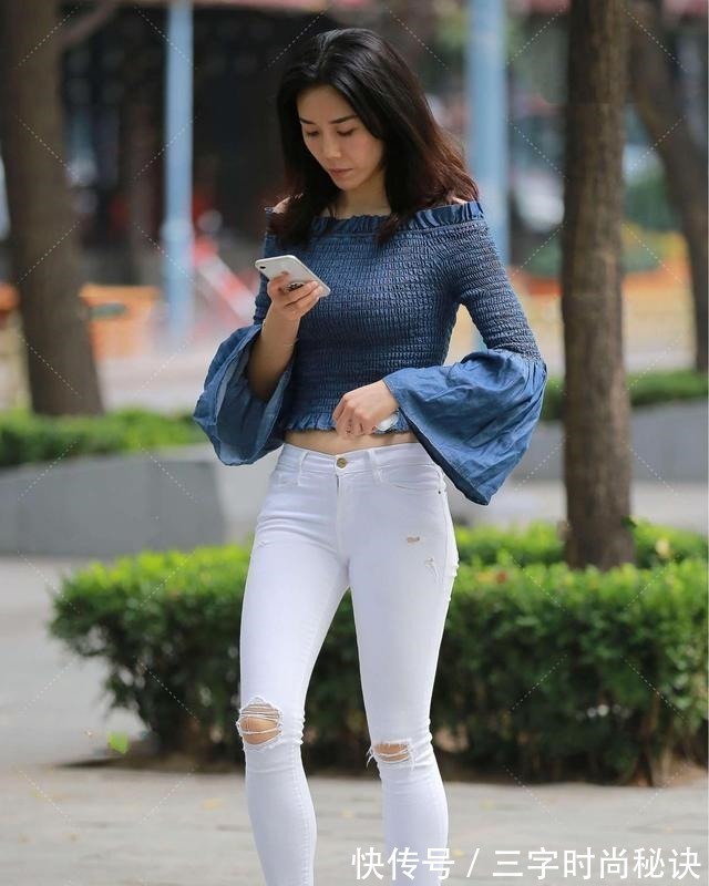 牛仔 牛仔一字肩上衣,搭配白色破洞裤子,显得休闲可爱!