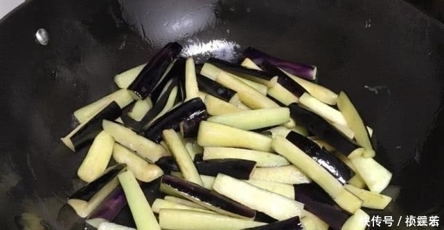 茄子|炒“茄子”时到底焯不焯水,看大厨炒完,原来20年都做错了!