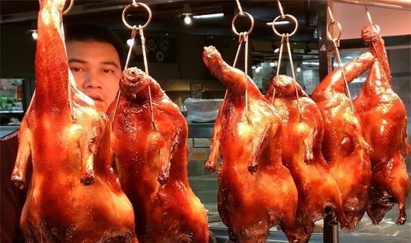 买一只活鸭要50元,为什么烤熟后只要18元烤鸭店老板说漏了嘴