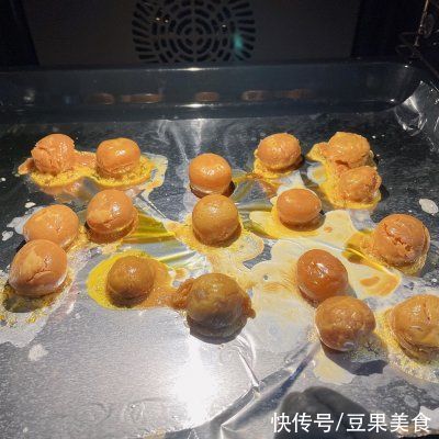 猪油|一上桌就被哄抢，这道手工蛋黄酥的诱惑我跪服