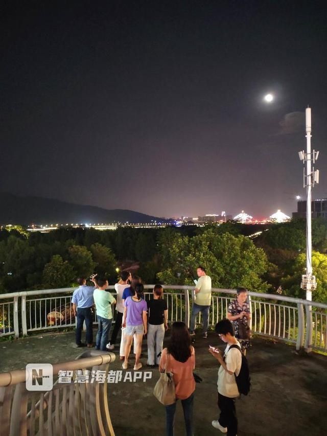 红月 “月全食”邂逅年度最大圆月,“超级红月亮”现身福州