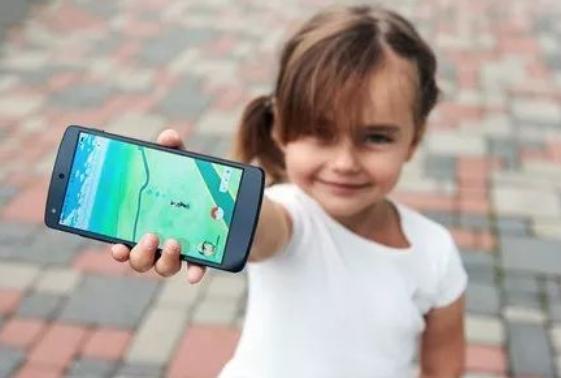 小姨|全网最“霸气小姨”走红,宝宝路上耍赖拎起就走,网友:不敢娶