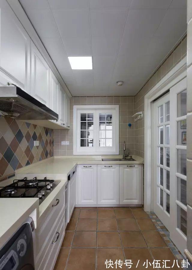 黑色|小户型厨房门你会选择怎样的颜色？黑色、白色还是原木色？